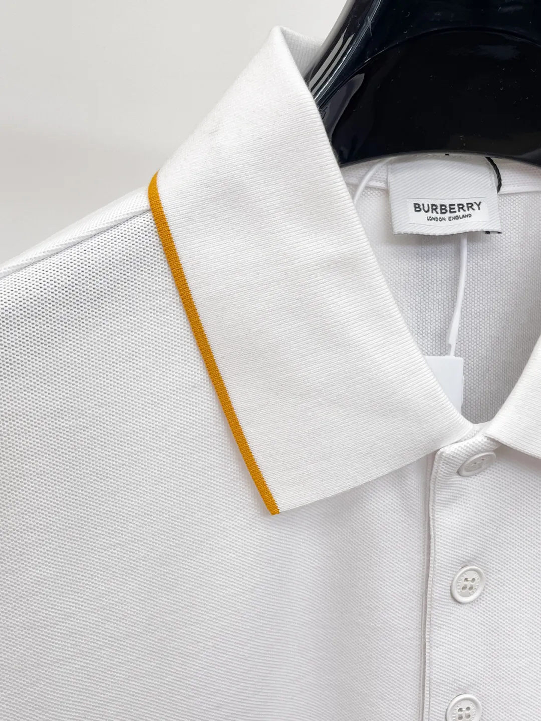 BURBERRY New Arrival Polo shirt, complete with three labels, original fabric, original customized accessories, official Same Style, using 210 grams of pure cotton pique fabric, customized same-tank dyed fabric, very comfortable and smooth to the touch, very wide and stylish, produced by a first-line brand on behalf of Factory, imported Behringer embroidery machine, embroidery is full and textured, imported Kangli direct-injection machine, printing is clear and textured, the collar rib is woven with imported yarn It will not lose shape after being worn for a long time. It is the most New Arrival style in spring and summer. It is fashionable and individual. It is super Versatile and looks good. It is very suitable for both men and women. It is a must-have for everyone. Size: S-XXL